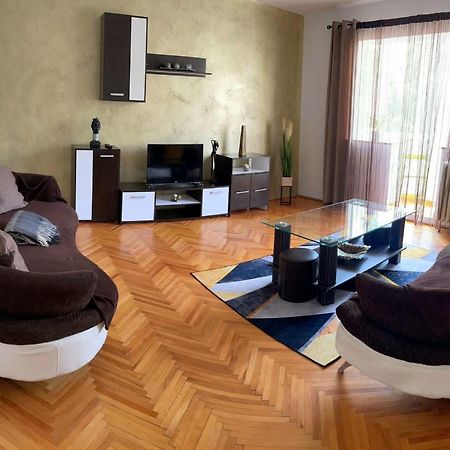 Carla'S Apartament Apartment Oradea Exterior foto